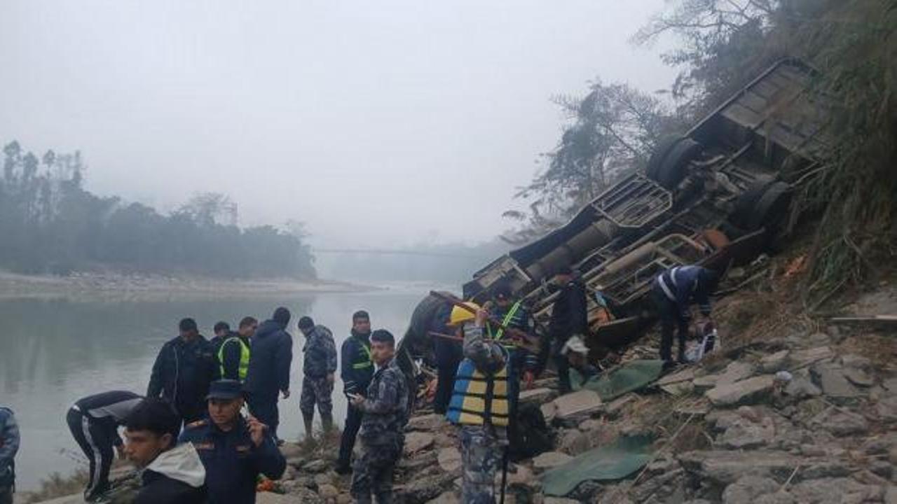 Nepal'de katliam gibi kaza! Otobüs nehre düştü: 19 ölü
