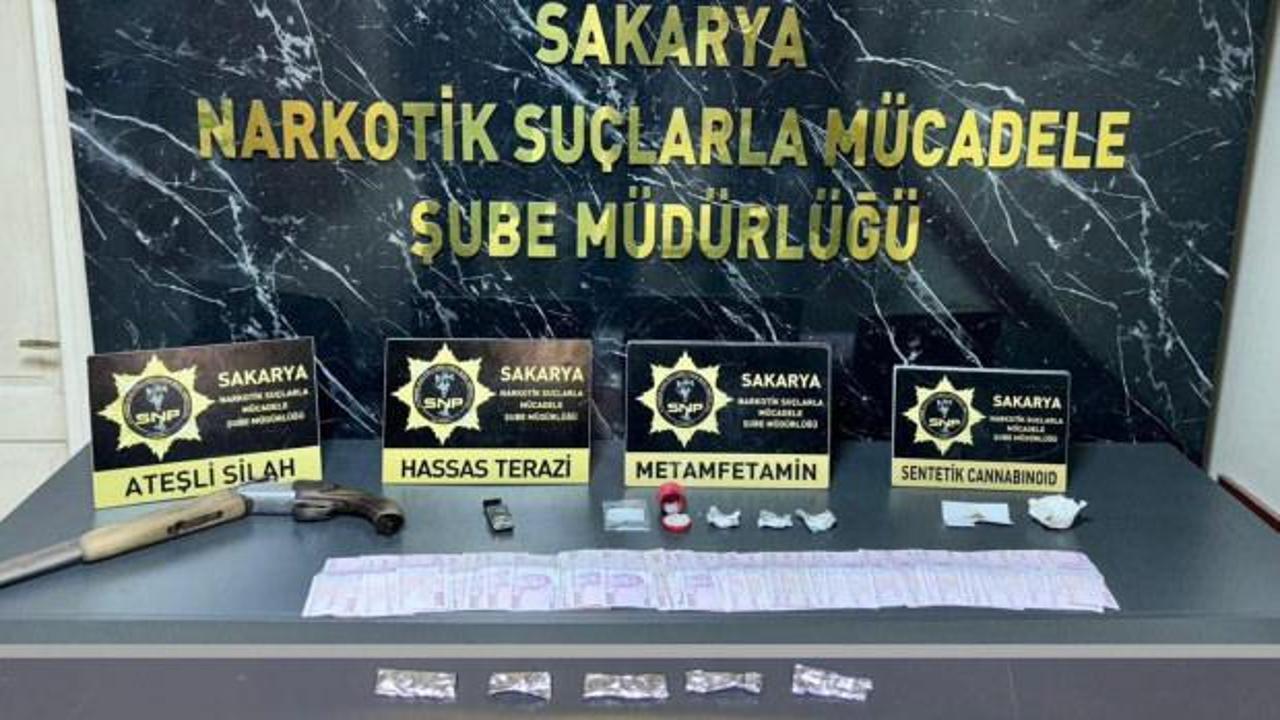 Sakarya'da zehir tacirlerine darbe: 3 ş&uuml;pheliden 2&rsquo;si tutuklandı