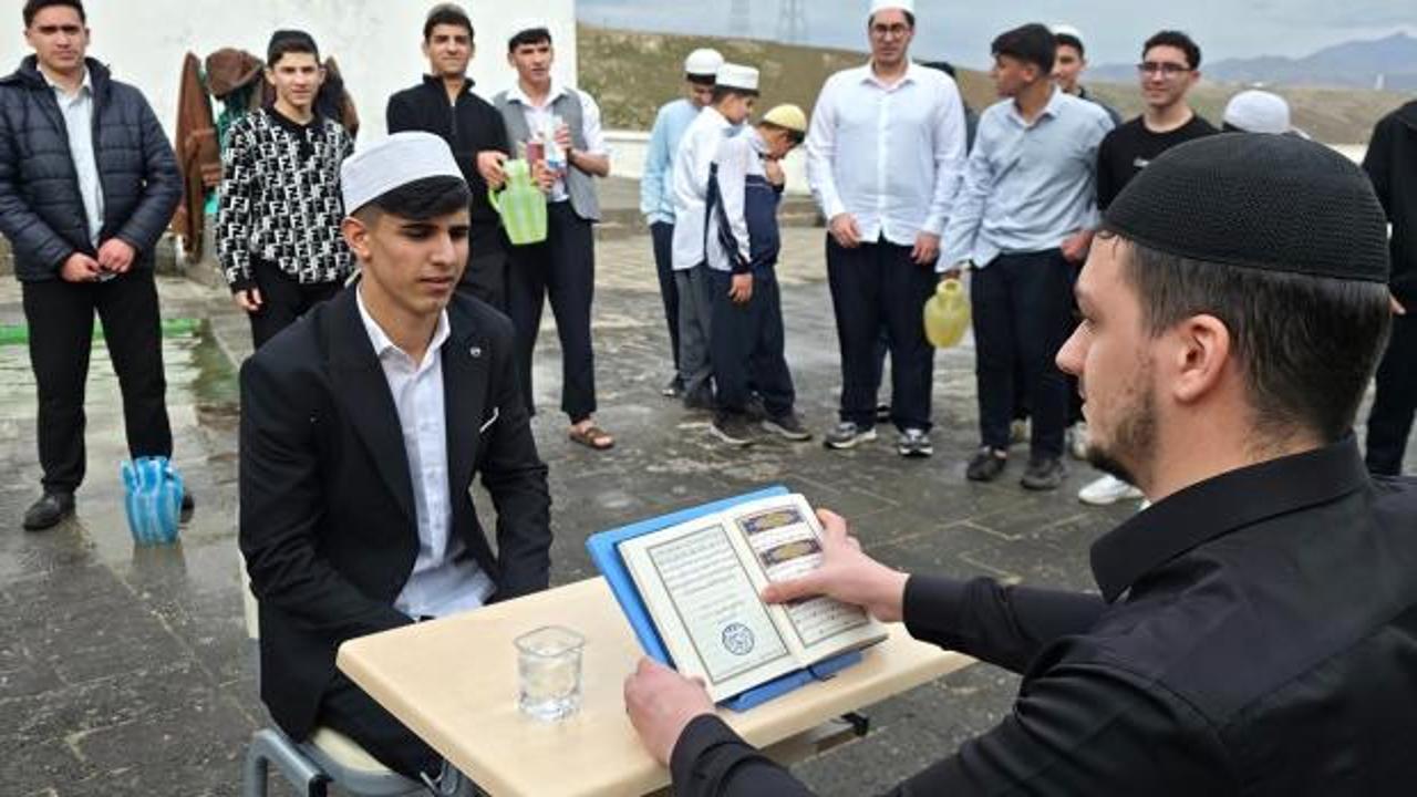 Şırnak'ta imrendiren başarı: 95 g&uuml;nde hafız oldu!