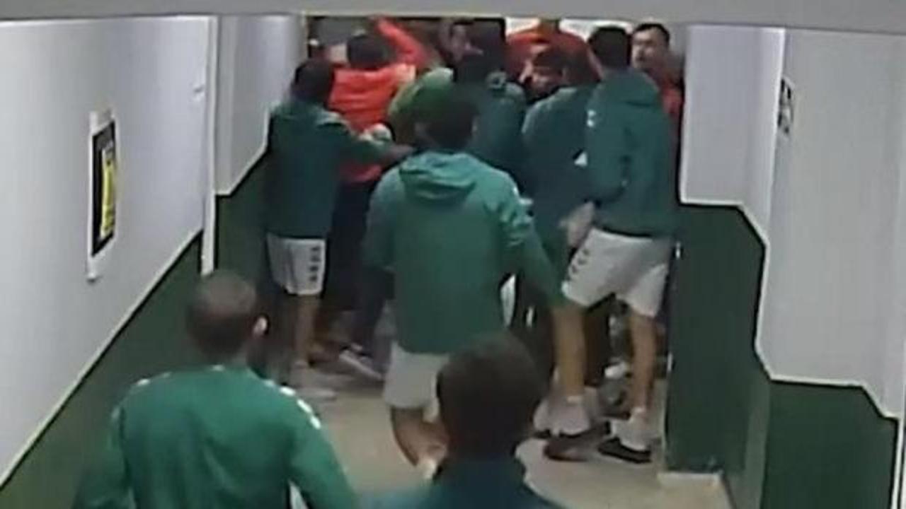 Tokalaşmak için elini uzattı, yumruk yedi! Futbolcu kramponla darp edildi