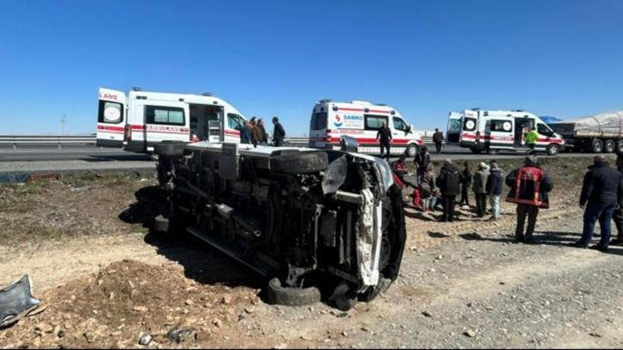 Afyonkarahisar'da tır ile minibüs çarpıştı: 11 yaralı