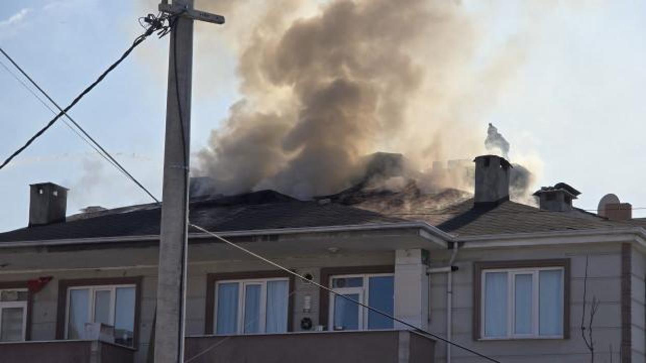 Bursa'da apartmanın çatısı alev alev yandı