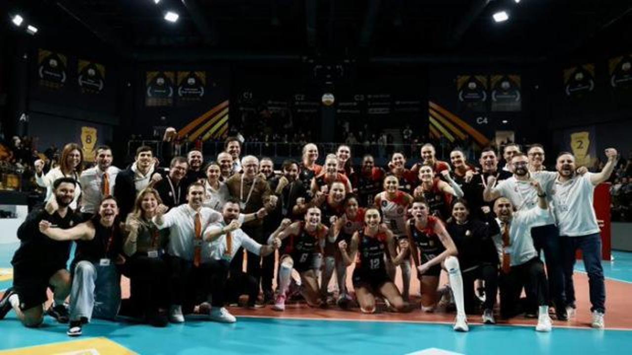 Eczacıbaşı Dynavit Kupa Voley'de yarı finale yükseldi