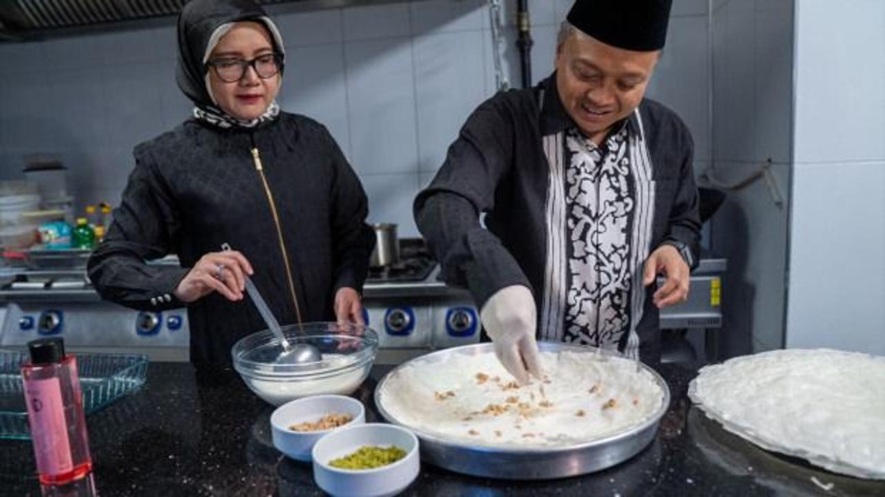 Endonezya’nın Ankara elçisi güllaç için mutfağa girdi