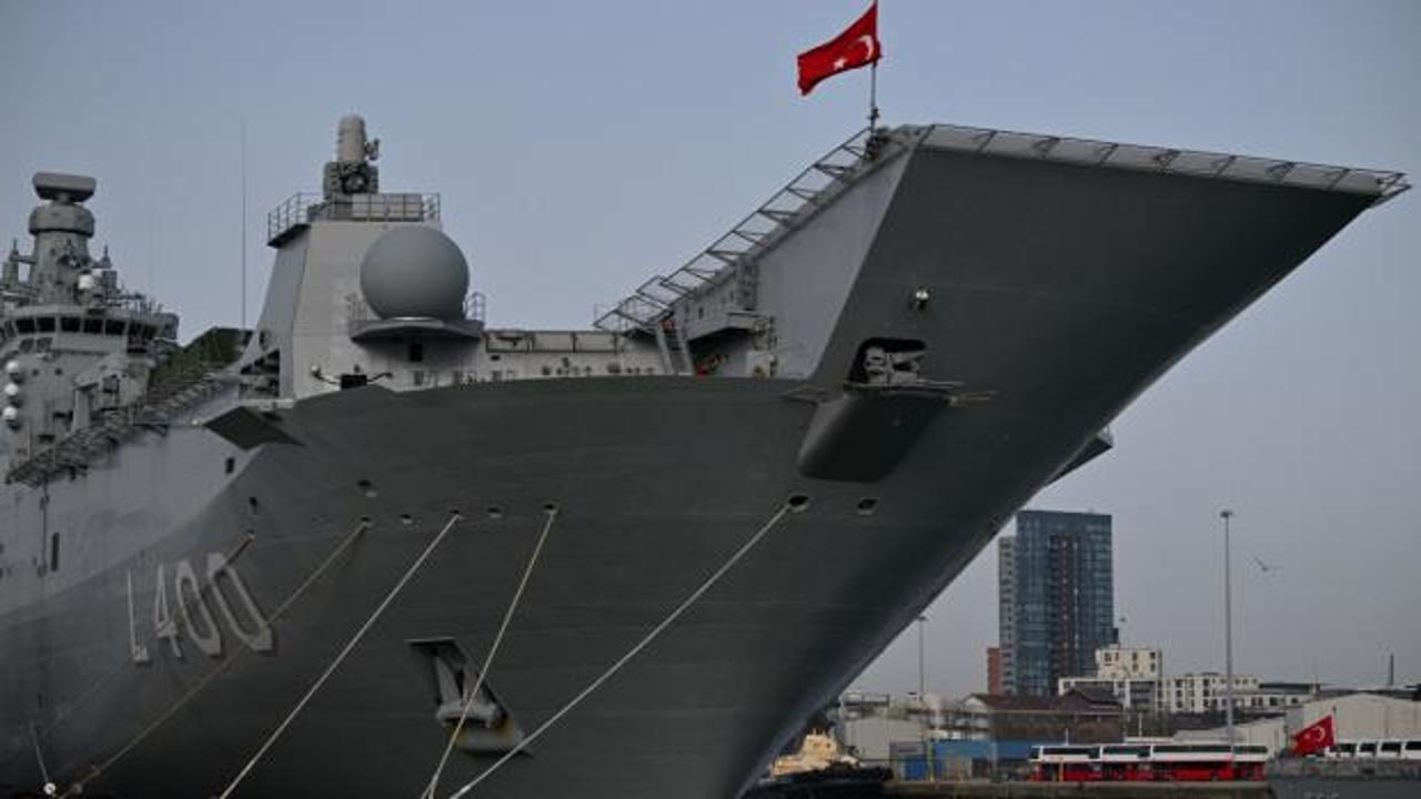 İngiltere sularında tarihi an: TCG Anadolu gövde gösterisi yaptı