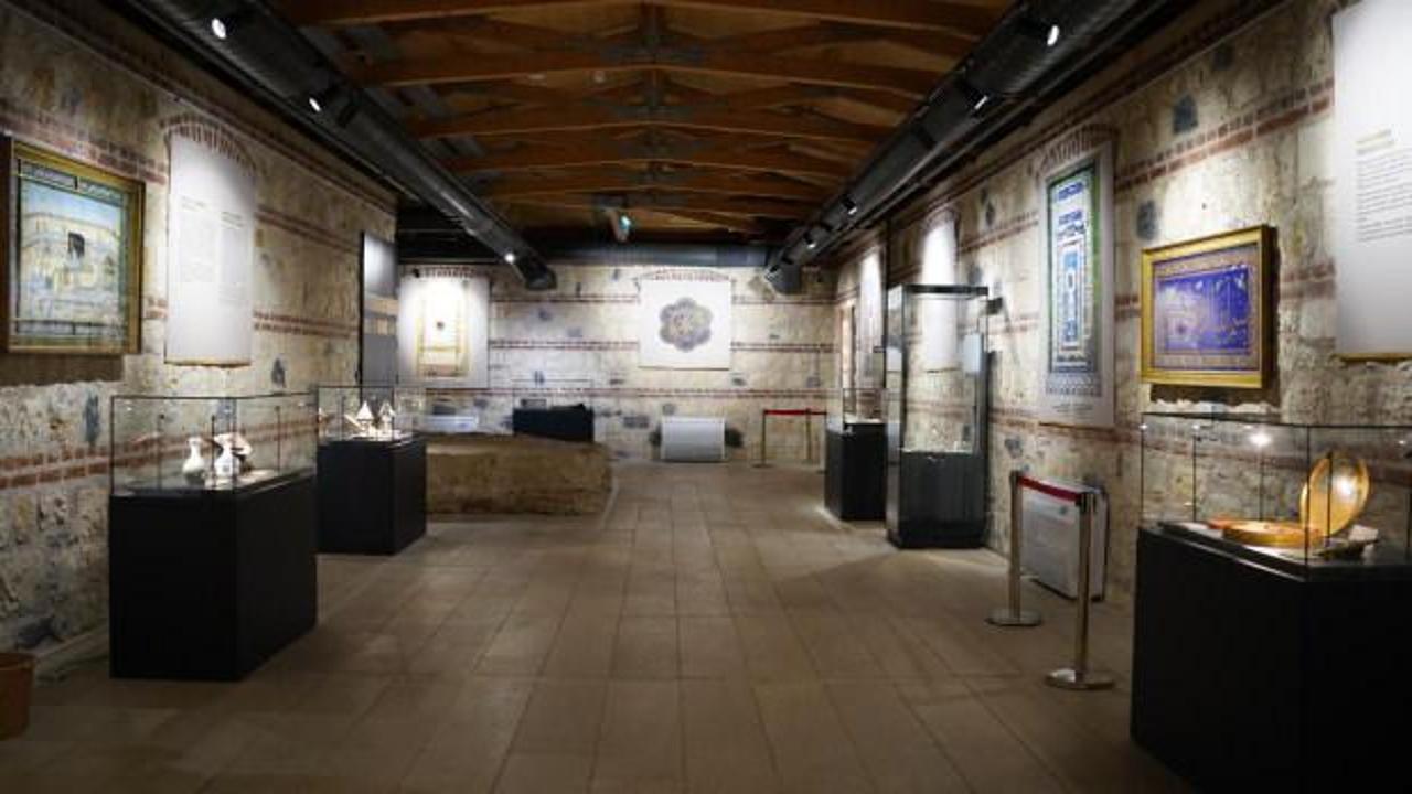 Rami Kütüphanesi'nde 'Osmanlı Sultanlarının Sevdası: Kutsal Emanetler' sergisi açıldı