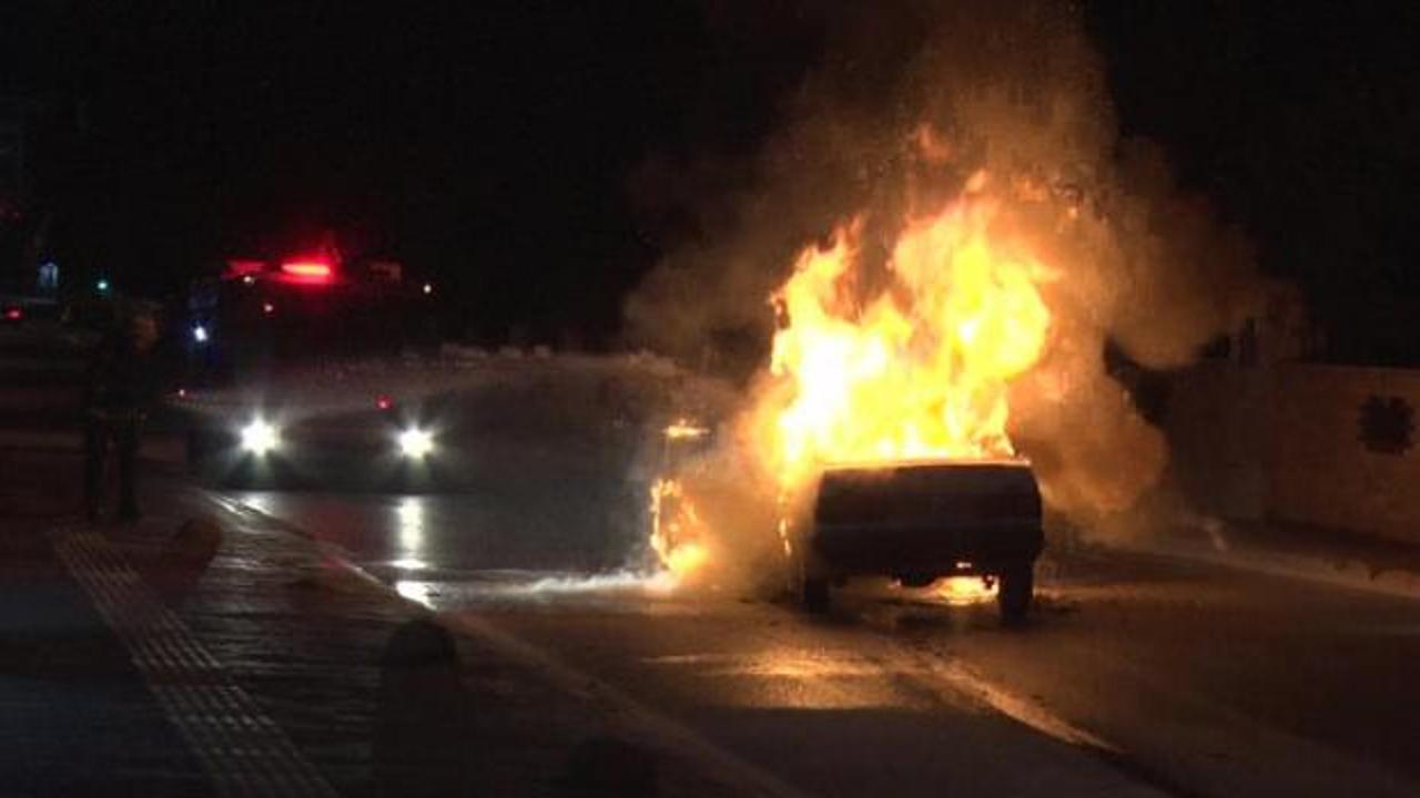 Seyir halindeki araç alev aldı! Aile saniyelerle kurtuldu