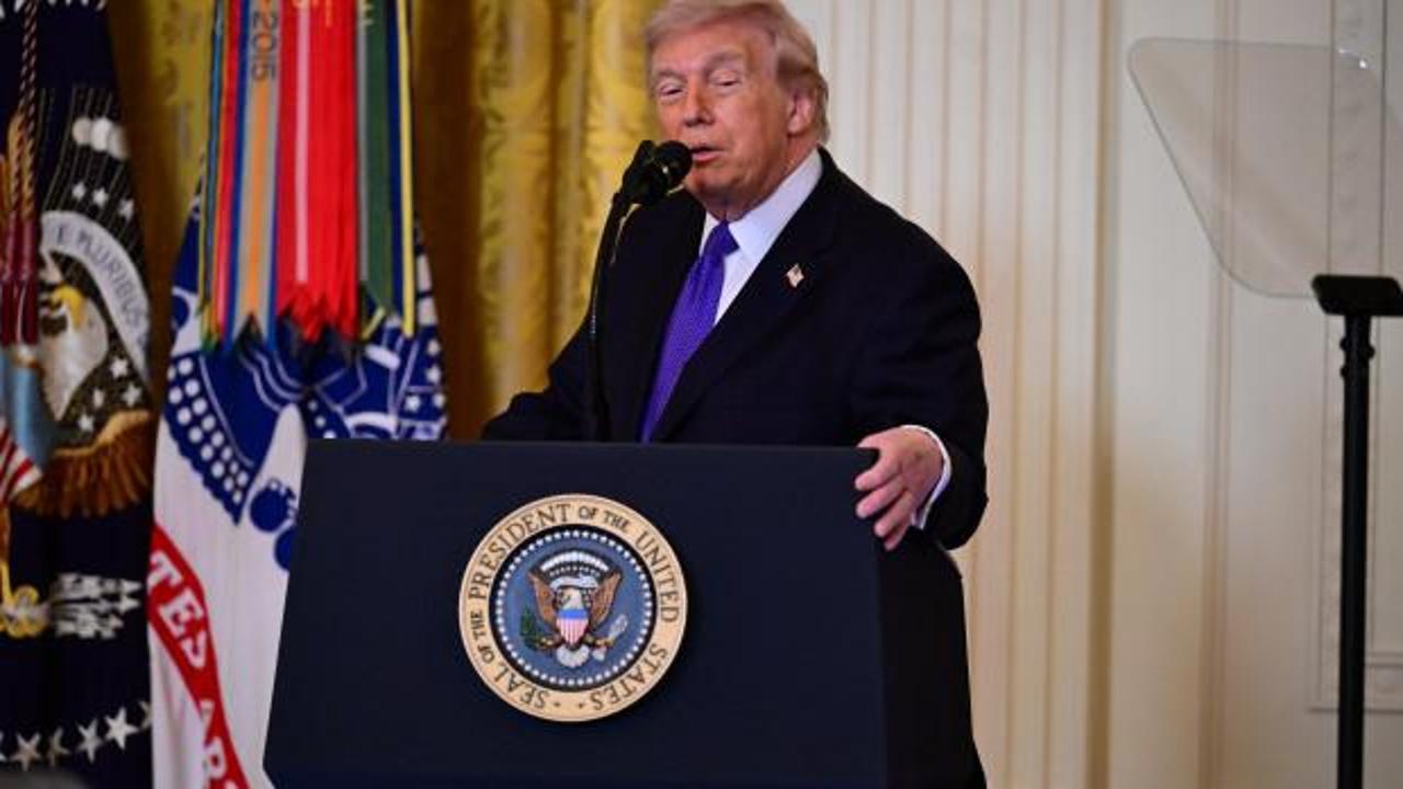 Trump'ın boynundaki kırmızı leke gündem oldu! ABD'den açıklama!