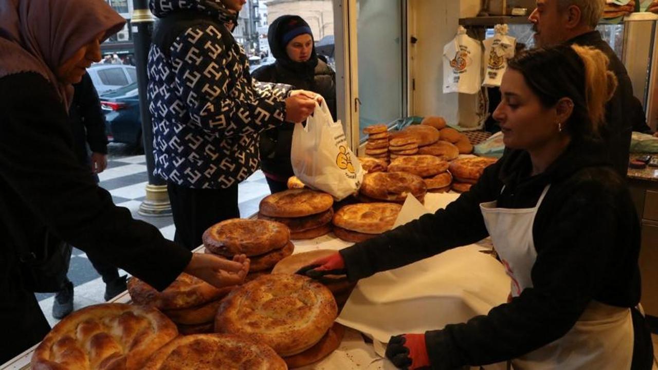 Trabzon'da Ekşi Mayalı Ramazan Pidesi İçin 6 Saatlik Yoğun Mesai