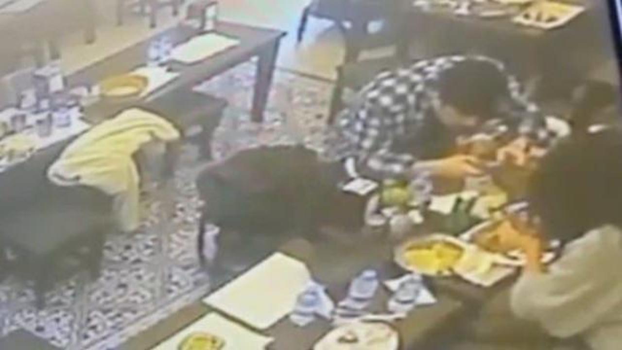 Yediği yemekten &ccedil;ıkan b&ouml;cek, dudağını ısırdı!