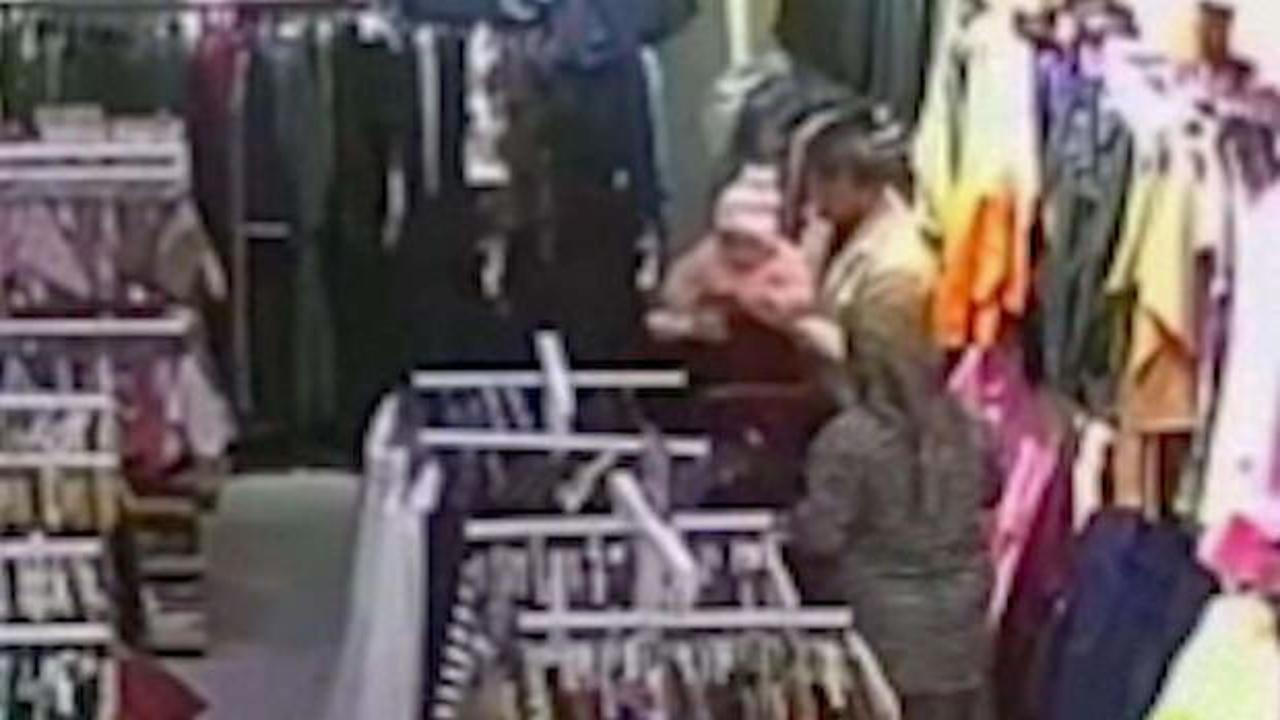 Bebeği heimlich manevrasıyla kurtardı