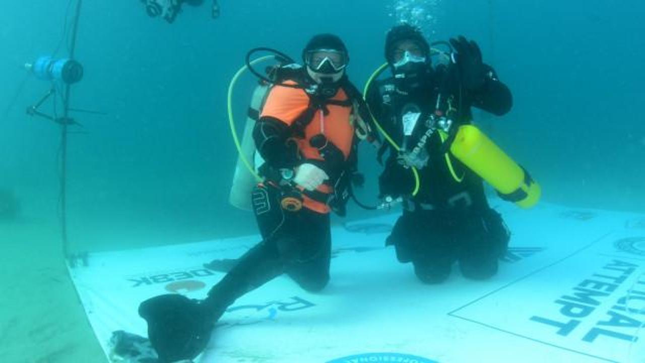 Çanakkale şehitleri için dünya rekoru kırdı! 36 saat su altında kaldı