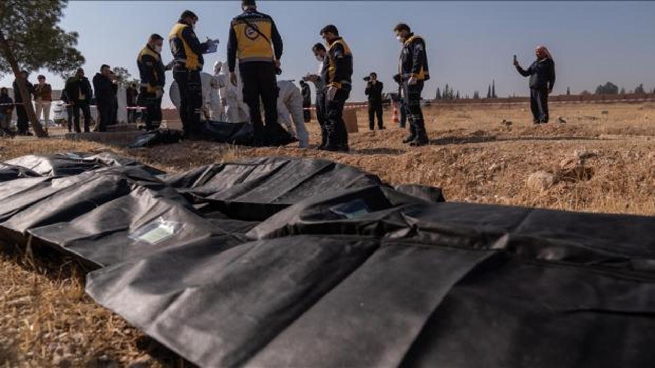 Esed rejiminden kan donduran infaz! Karargahın dibinden toplu mezar çıktı!