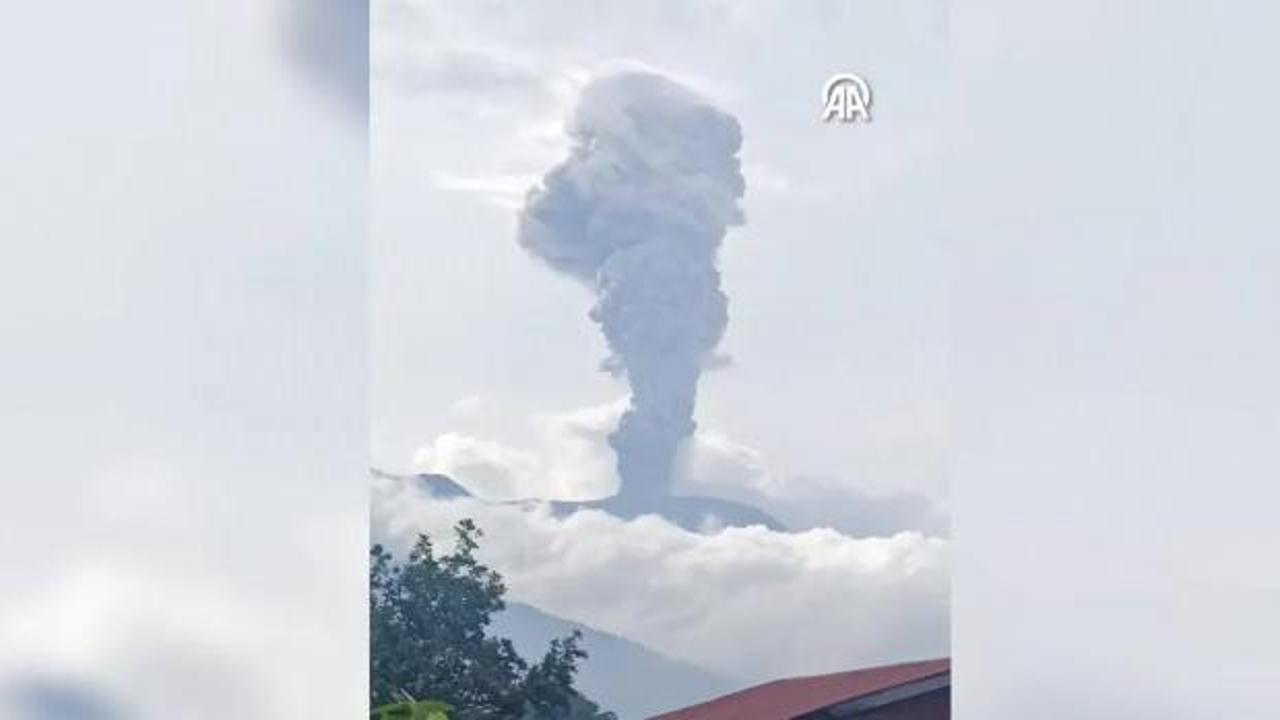 Endonezya'nın en aktif volkanı patladı