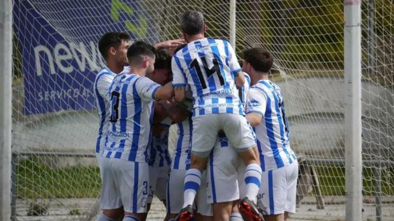 Fenerbahçe'nin eski golcüsü 45 yaşında atmaya devam ediyor