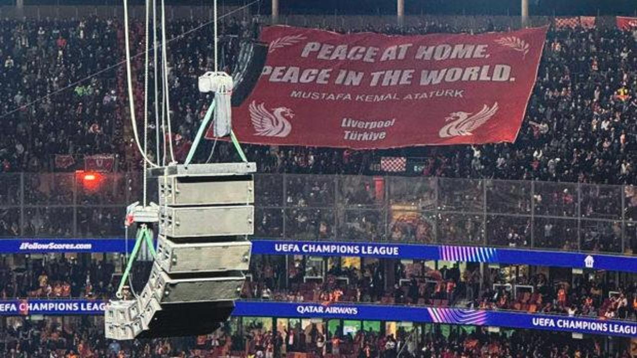 Galatasaray-Liverpool maçına damga vurdu! İngilizlerden Atatürk pankartı