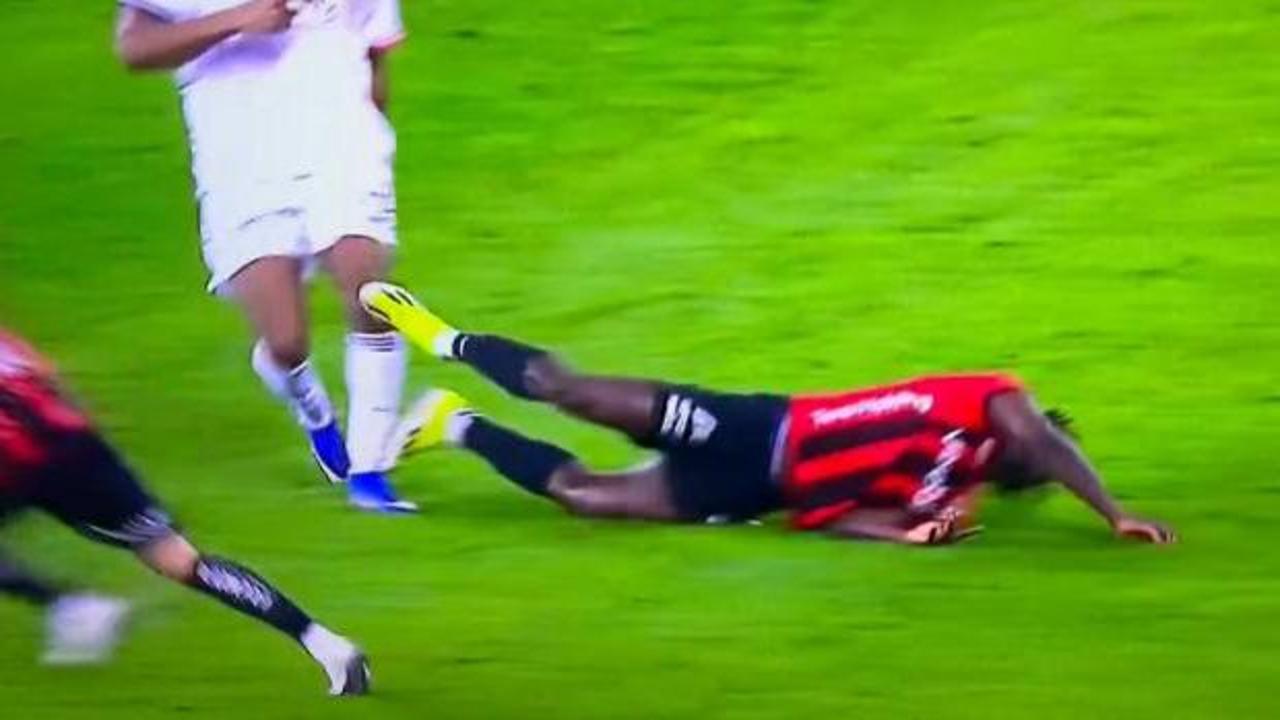 Hakem devam ettirdi: Uyarı VAR'dan geldi! Başkent'te kırmızı kart çıktı