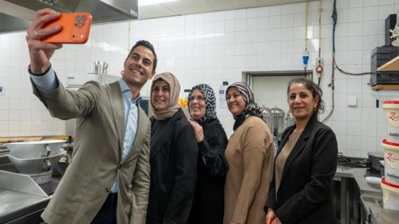 Hollanda Başbakanı Müslümanlarla birlikte iftar yaptı