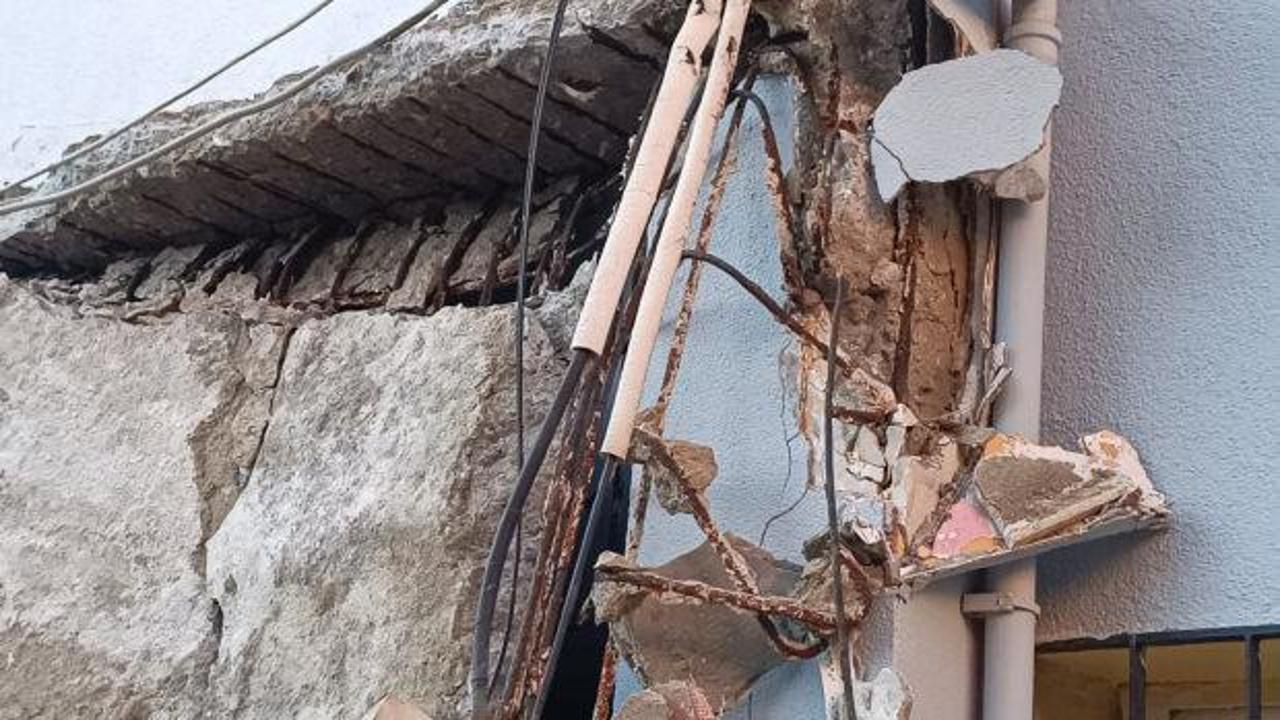 Pendik'te panik anlar: Okulun giriş saçağı çöktü