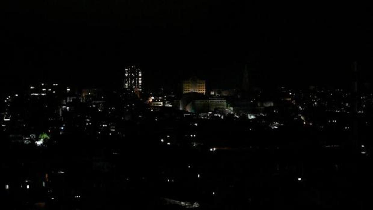 ABD'nin yaptırımları ile mücadele eden Küba yine karanlığa gömüldü...