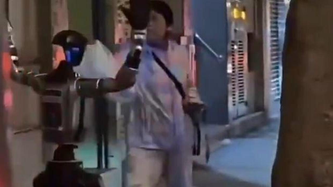 Çin’de yaşlı kadını taciz eden robota polis müdahale etti!