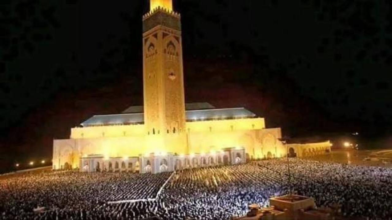 Fas'ta tarihi görüntüler: Kadir Gecesi'nde 900 bin kişiyle teravih namazı