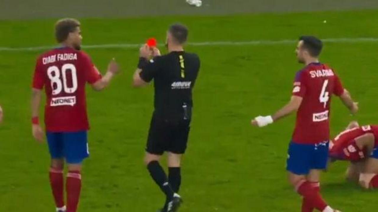 Galatasaray'ın eski yıldızı öfkesine yenik düştü! 90'da oyuna girip 2 dakika sonra atıldı