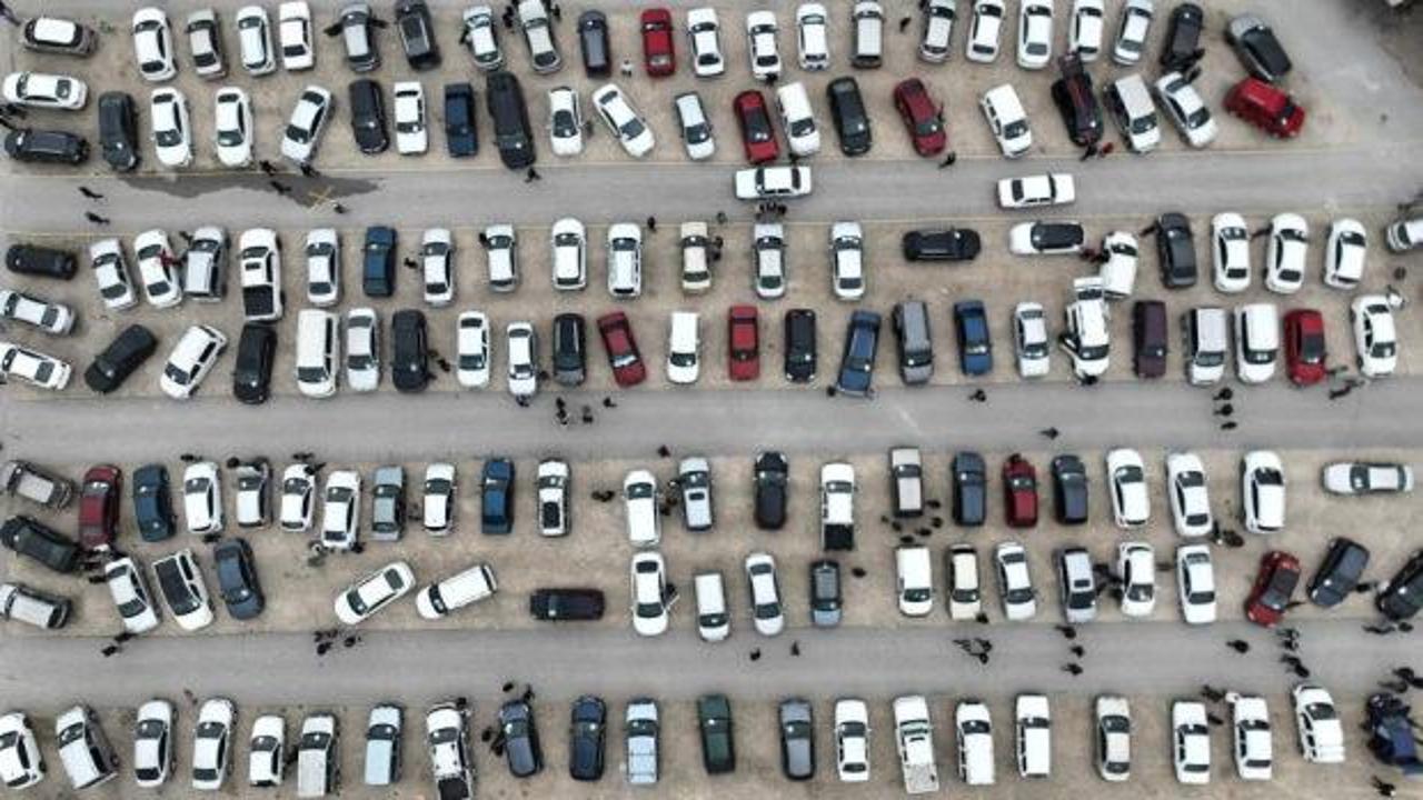 İkinci el oto pazarında buruk bayram
