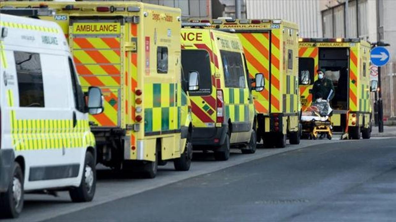 İngiltere'de üniversitede salgın! 2 kişi öldü, 11 kişi hastanede, 30 bin kişi arandı...