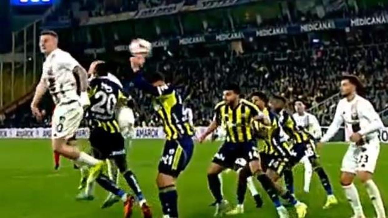 Kadıköy'de VAR devrede! Hakem penaltı noktasını gösterdi