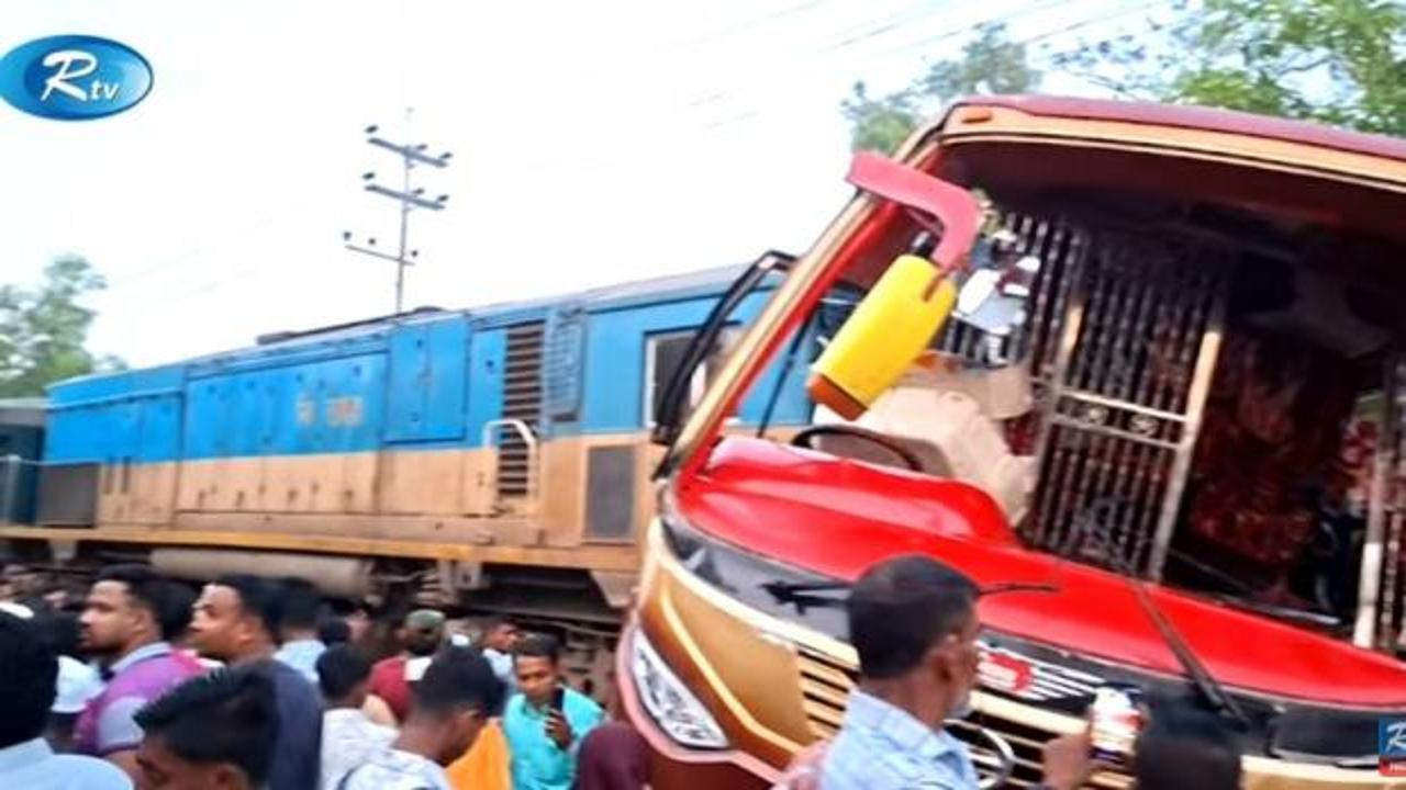 Otobüsle tren birbirine girdi! Çok sayıda ölü var