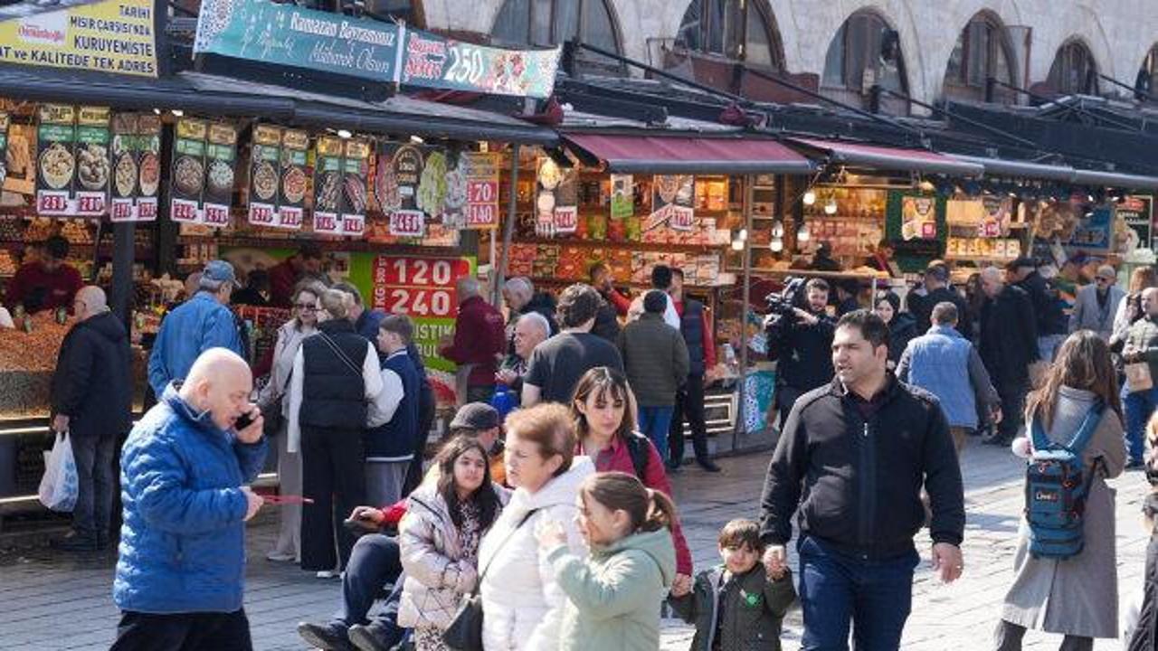 Tezgahlar doldu, m&uuml;şteri akını başladı: Emin&ouml;n&uuml;&rsquo;nde şeker ve lokum yok satıyor