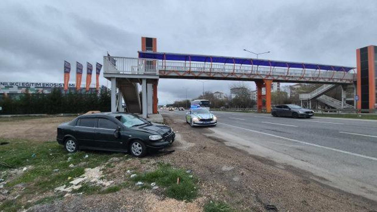 Üst geçide 20 metre mesafede feci kaza: otomobilin çarptığı yaşlı kadın öldü