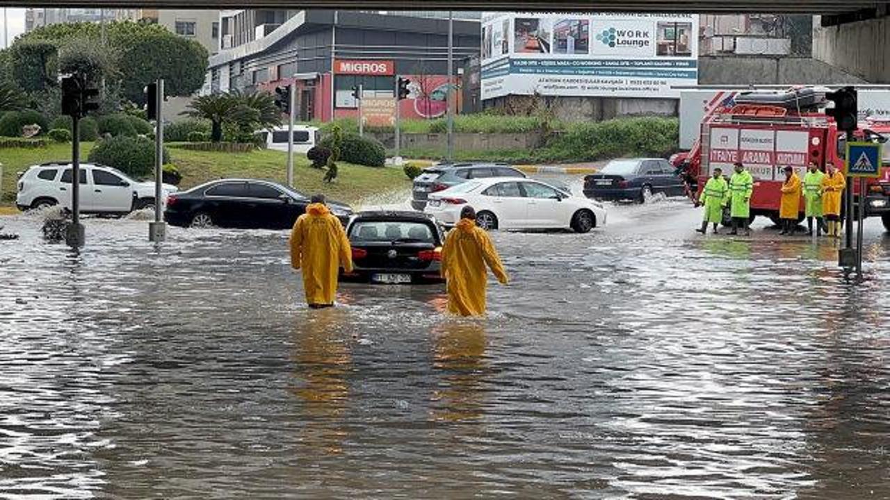 Adana'yı sağanak vurdu! Yollar g&ouml;le d&ouml;nd&uuml; 