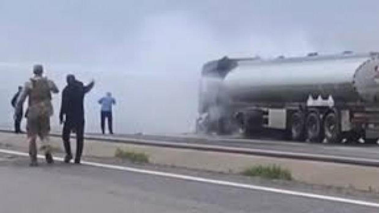 Cizre'de seyir halindeki akaryakıt tankeri alev aldı