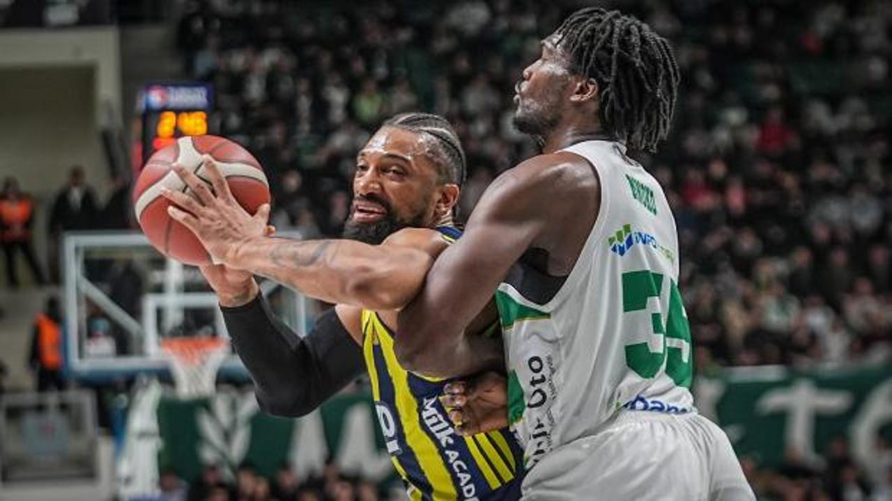 Fenerbahçe uzatmalarda yıkıldı! Potada zirve el değiştirdi