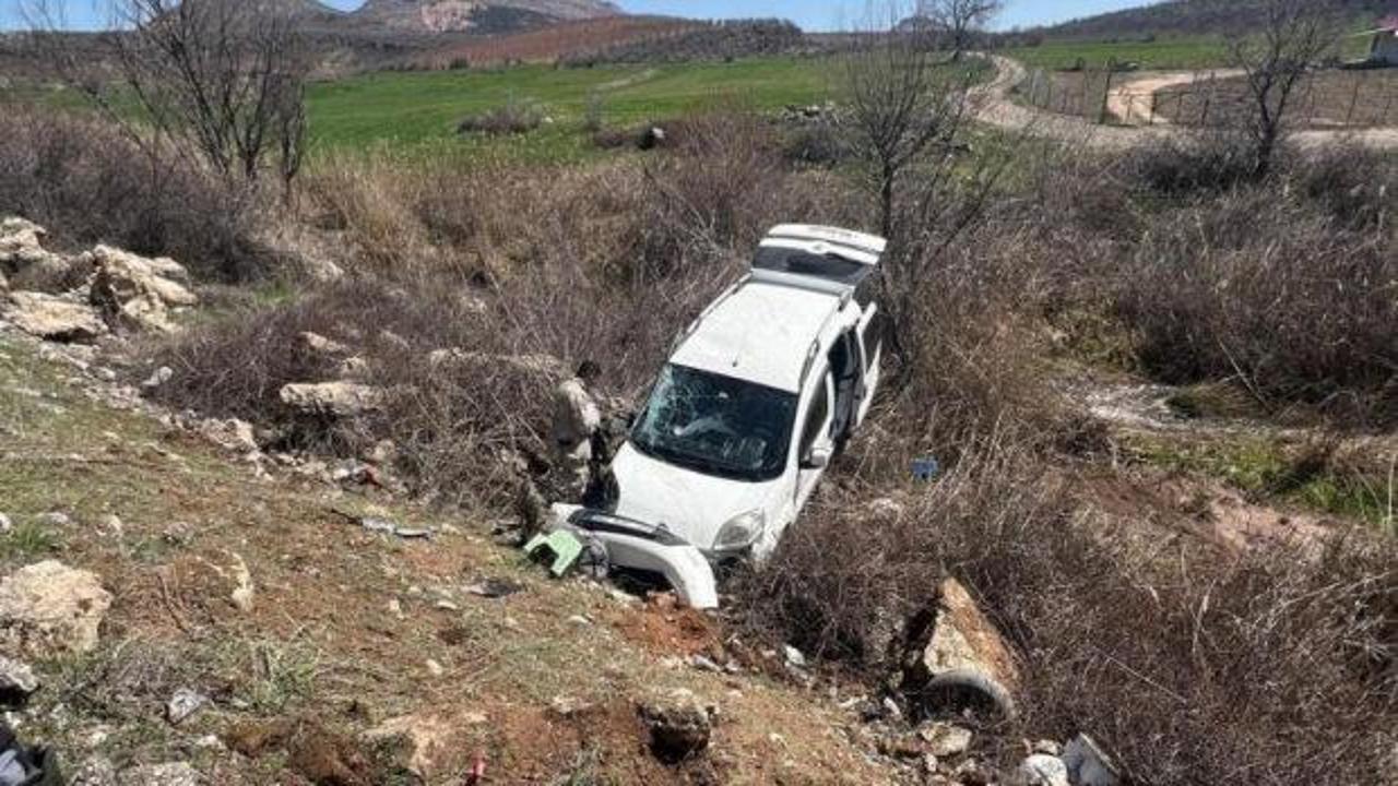 Hafif ticari araç şarampole girdi: 4 yaralı