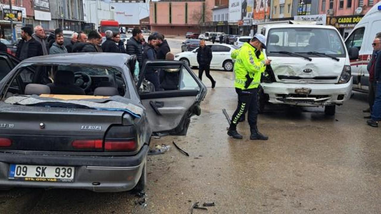 Kamyonet ile otomobil çarpıştı; 2'si bebek 9 yaralı