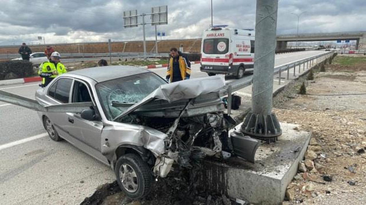 Karaman'da mucize kurtuluş: Otomobil bariyere ok gibi saplandı! Görüntüler korkunç...