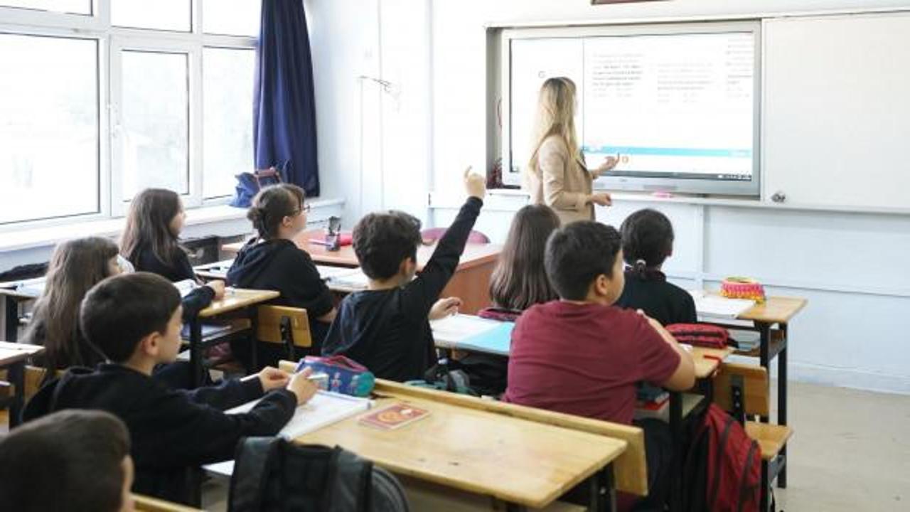 Milyonlarca öğretmen merakla bekliyordu: Takvim belli oldu