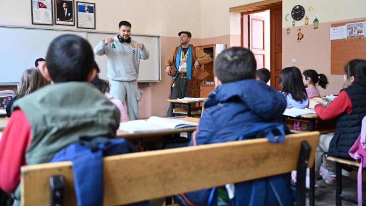 Okulda 'çat kapı' tiyatro: Öğrencilere tasarruf ve milli teknoloji hamlesi anlatılıyor