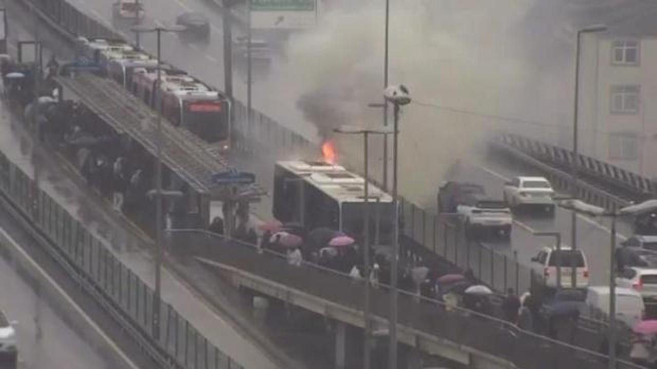 Son dakika: Metrob&uuml;s alev alev yandı! &Ccedil;ok sayıda ekip olay yerinde