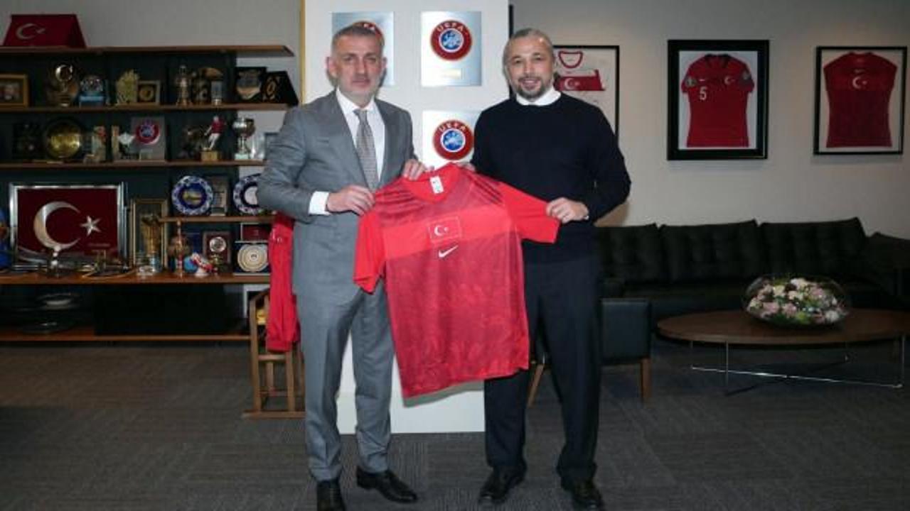 Son Dünya Kupası'nın kahramanıydı! Efsane formayı TFF'ye hediye etti