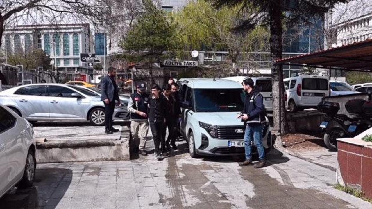 Babalarını bı&ccedil;ak ve nacak ile &ouml;ld&uuml;ren 2 kardeş, adliyeye sevk edildi