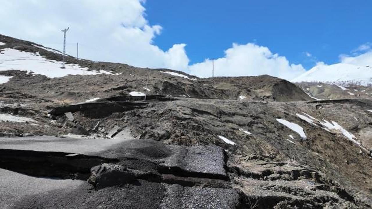 Bing&ouml;l&rsquo;de sağanak sonrası k&ouml;y yolu &ccedil;&ouml;kt&uuml;