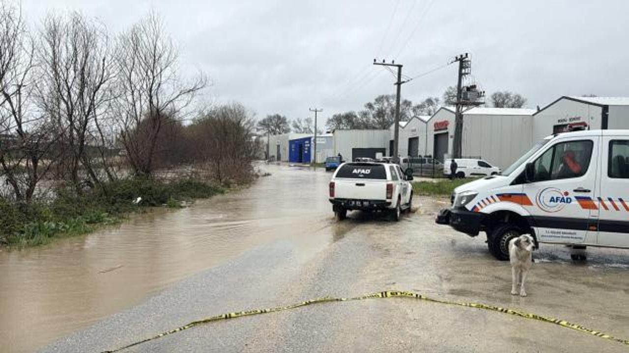 Bursa'yı sağanak vurdu! Dereler taştı, ev ve araçlar sular altında kaldı
