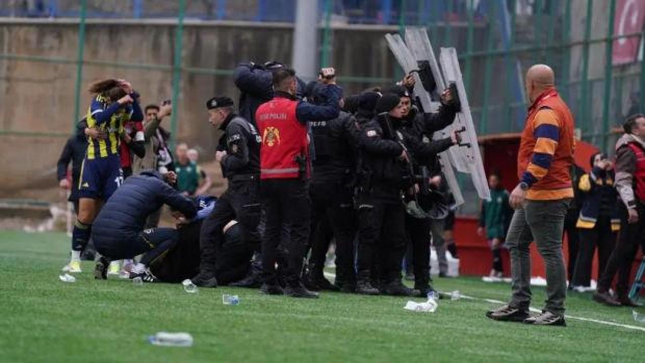 Fenerbah&ccedil;e'ye saldırı! Y&ouml;netici a&ccedil;ıklama yaptı: İnşallah buradan sağ salim &ccedil;ıkarız