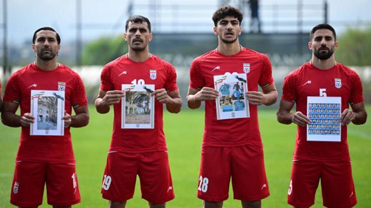 İranlı futbolculardan d&uuml;nyaya anlamlı mesaj! FIFA başkanı da trib&uuml;ndeydi