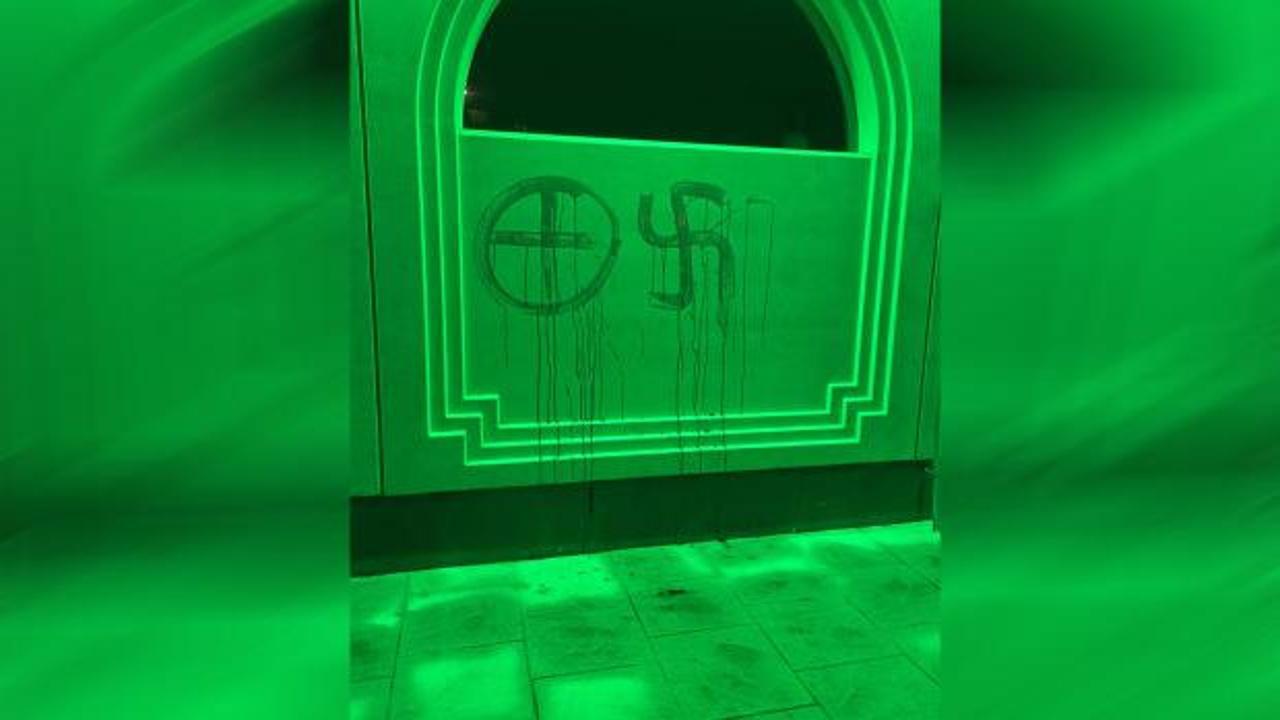 İsveç'te Müslümanlara açık tehdit: Kanla gamalı haç çizen saldırgan yakalandı