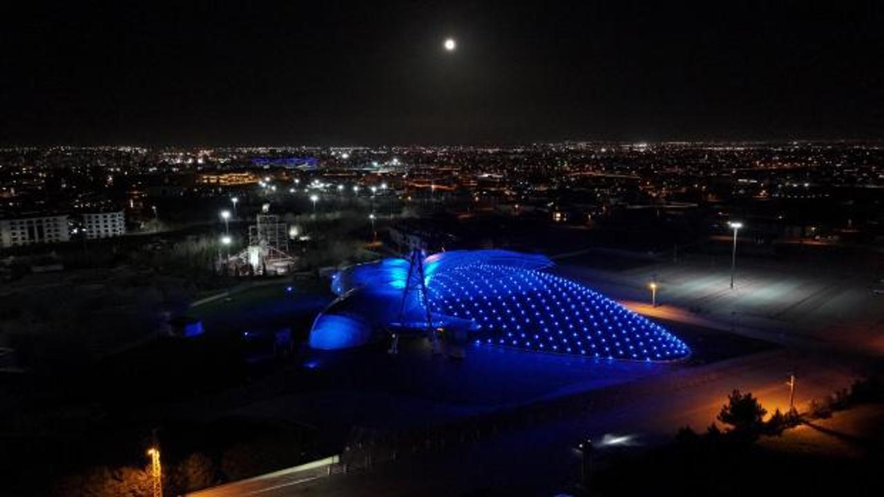 Konya&rsquo;da dikkat &ccedil;eken g&ouml;r&uuml;nt&uuml;: Simge yapılar maviye b&uuml;r&uuml;nd&uuml;